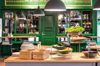 Un restaurante con una mesa con comida encima. en Ski-Inn RukaValley, en Ruka