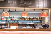 un bar con muchas botellas de alcohol en Ski-Inn RukaValley, en Ruka