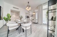 Kuchyň nebo kuchyňský kout v ubytování Suave 2BR with Assistant Room at Mesk 1 Midtown Dubai Production City by Deluxe Holiday Homes