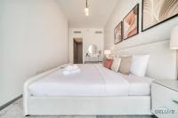 Postel nebo postele na pokoji v ubytování Suave 2BR with Assistant Room at Mesk 1 Midtown Dubai Production City by Deluxe Holiday Homes