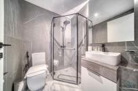 Koupelna v ubytování Suave 2BR with Assistant Room at Mesk 1 Midtown Dubai Production City by Deluxe Holiday Homes