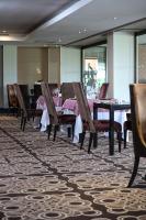 Un comedor con mesa y sillas en Royal Marang Hotel, en Phokeng