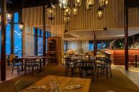 un ristorante con tavoli e sedie e un bar di Ski-Inn Kultakero a Pyhätunturi