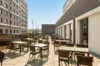 Novotel Duesseldorf Airportにあるレストランまたは飲食店