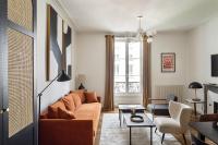 a living room with a couch and a table at Le Goya - Appartement 4 chambres centre ville de Rennes in Rennes