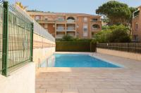 Basen w obiekcie Appartement Cavalaire sur Mer lub w pobliżu