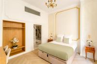 ein Schlafzimmer mit einem großen Bett und einem Kronleuchter in der Unterkunft Luxury 4 bedroom 4 bathroom Apartment - Louvre in Paris
