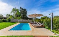 Bazén v ubytovaní Three-Bedroom Holiday Home In Premantura alebo v jeho blízkosti