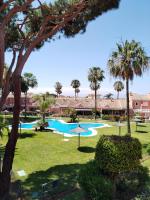 Bazén v ubytovaní Novo Sancti Petri, con piscina todo el año, La Mariposa by Chiclana Dreams alebo v jeho blízkosti