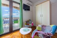 Posezení v ubytování Two-Bedroom Apartment Crikvenica near Sea 12