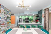 Retro - Arcade Home, Kids, Dogs, Grill, & Beach!にあるキッチンまたは簡易キッチン