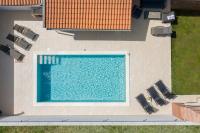 Bazén v ubytování Holiday Home Franika nebo v jeho okolí