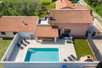 Bazén v ubytování Holiday Home Franika nebo v jeho okolí