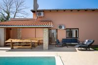 Bazén v ubytování Holiday Home Franika nebo v jeho okolí