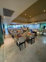 Un restaurante u otro lugar para comer en Recife Flats Beach Class Internacional