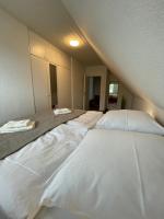 Postel nebo postele na pokoji v ubytování FeWo-Julius am Weser-Sandstrand