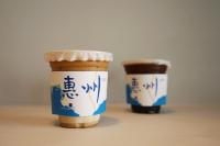 duas chávenas de café sentadas ao lado uma da outra em Poltton Century Hotel em Huizhou