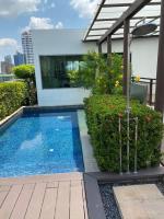 Bazén v ubytování Delightful Condo in Central location at Sukhumvit 49 nebo v jeho okolí