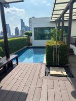 Bazén v ubytování Delightful Condo in Central location at Sukhumvit 49 nebo v jeho okolí