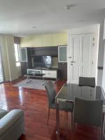 TV a/nebo společenská místnost v ubytování Delightful Condo in Central location at Sukhumvit 49