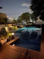 Bazén v ubytování Delightful Condo in Central location at Sukhumvit 49 nebo v jeho okolí