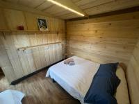 Una cama o camas en una habitaci&oacute;n de La Cabane de Mercone MELU