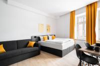 una sala de estar con una cama y un sofá en Servus Apartments by Homaris, en Múnich