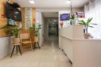 ein Flur eines Ladens mit Stühlen und einer Theke in der Unterkunft Little Prince Hostel-5 Min Walk To The Beach in Eilat