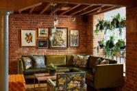 un soggiorno con un divano e un muro di mattoni di Manchester Marriott Victoria & Albert Hotel a Manchester