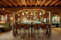 una sala da pranzo con tavolo e sedie di Manchester Marriott Victoria & Albert Hotel a Manchester