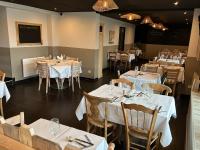 a dining room with white tables and chairs at Chambres d'hôtes Nuits Campagnardes in Campagne-lès-Hesdin