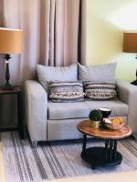 una sala de estar con un sofá y una mesa en J&amp;W apartment, en San Felipe de Puerto Plata