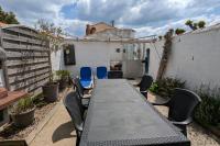 Balkón alebo terasa v ubytovaní Vacation house between port and beach with garage