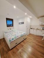 Łóżko lub łóżka w pokoju w obiekcie Meressa Nina&Leo Studio Apartments
