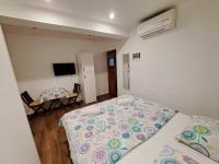 Łóżko lub łóżka w pokoju w obiekcie Meressa Nina&Leo Studio Apartments