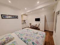 Telewizja i/lub zestaw kina domowego w obiekcie Meressa Nina&Leo Studio Apartments