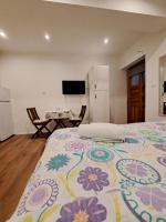 Telewizja i/lub zestaw kina domowego w obiekcie Meressa Nina&Leo Studio Apartments