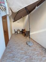 Patio lub wspólna przestrzeń na świeżym powietrzu w obiekcie Meressa Nina&Leo Studio Apartments