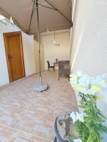 Patio lub wspólna przestrzeń na świeżym powietrzu w obiekcie Meressa Nina&Leo Studio Apartments