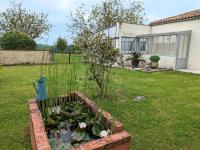 Vonkajšia záhrada v ubytovaní Gîte rénové avec piscine chauffée, sauna, fitness et jardin à Salles-de-Barbezieux - FR-1-653-218