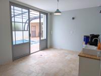 Kuchyňa alebo kuchynka v ubytovaní Gîte rénové avec piscine chauffée, sauna, fitness et jardin à Salles-de-Barbezieux - FR-1-653-218