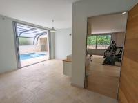 Bazén v ubytovaní Gîte rénové avec piscine chauffée, sauna, fitness et jardin à Salles-de-Barbezieux - FR-1-653-218 alebo v jeho blízkosti