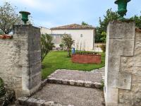 Vonkajšia záhrada v ubytovaní Gîte rénové avec piscine chauffée, sauna, fitness et jardin à Salles-de-Barbezieux - FR-1-653-218