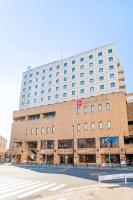 un gran edificio marrón con una calle delante en Kichijoji Tokyu REI Hotel, en Musashino