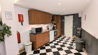 Cuisine ou kitchenette dans l'établissement The Amsterdam Hotel Apartment in the Center