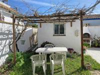 Vonkajšia záhrada v ubytovaní Villa Manoli: 4 bedroom villa in Zahora, ideal for 2 families