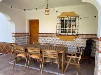 Posedenie v ubytovaní Villa Manoli: 4 bedroom villa in Zahora, ideal for 2 families