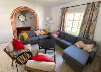 Posedenie v ubytovaní Villa Manoli: 4 bedroom villa in Zahora, ideal for 2 families