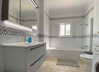 Kúpeľňa v ubytovaní Villa Manoli: 4 bedroom villa in Zahora, ideal for 2 families