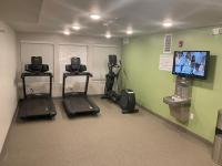 WoodSpring Suites Hermitage - Nashville Airportにあるフィットネスセンターまたはフィットネス設備
